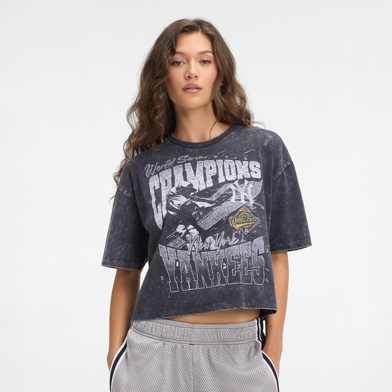 New York Yankees Sport Classics Women’s Cropped T-Shirt