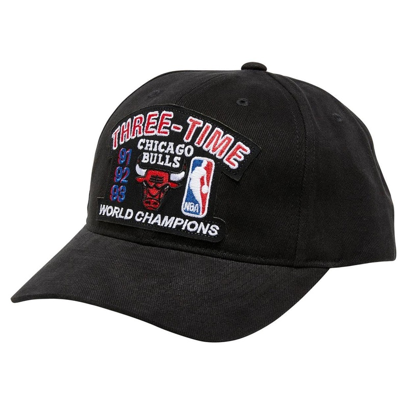 Chicago Bulls Mitchell & Ness NBA 3 Time Champs Curved Deadstock Snapback Hat – Black