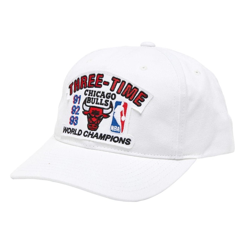 Chicago Bulls Mitchell & Ness NBA 3 Time Champs Curved Deadstock Snapback Hat – White