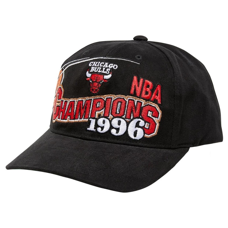 Chicago Bulls Mitchell & Ness NBA 96 Champs Curved Deadstock Snapback Hat – Black
