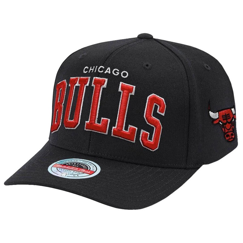 Chicago Bulls Mitchell & Ness NBA Iconic Classic Red Curve Snapback Hat – Black