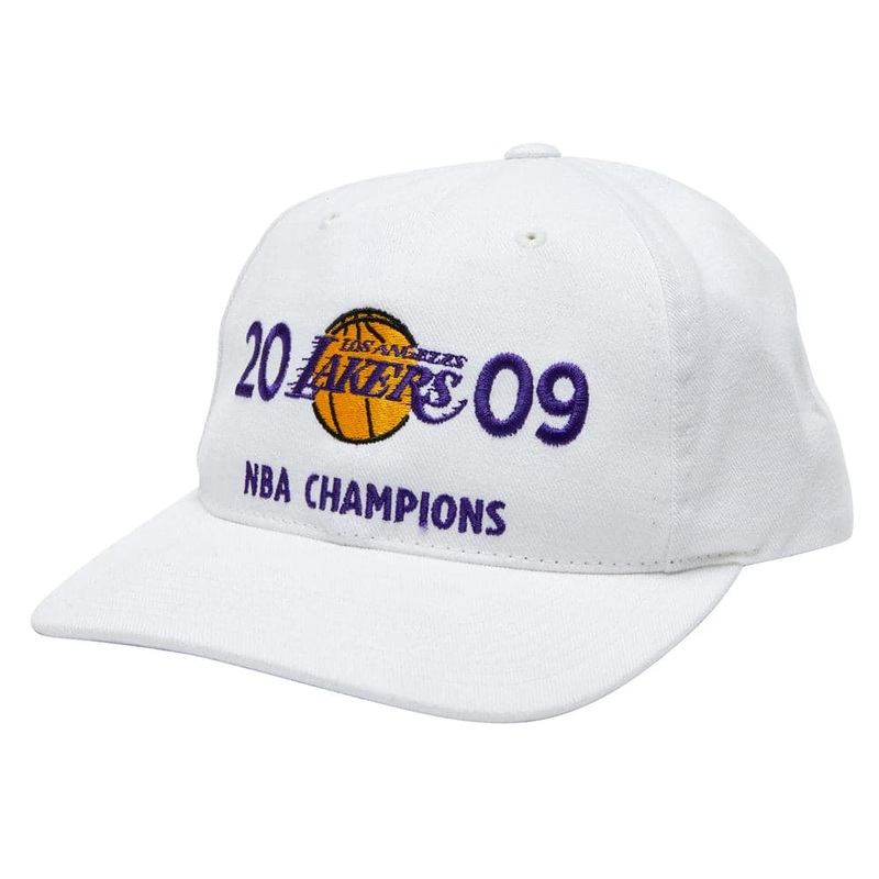 Los Angeles Lakers Mitchell & Ness NBA Finals History Pre-Curved Deadstock Snapback Hat – White