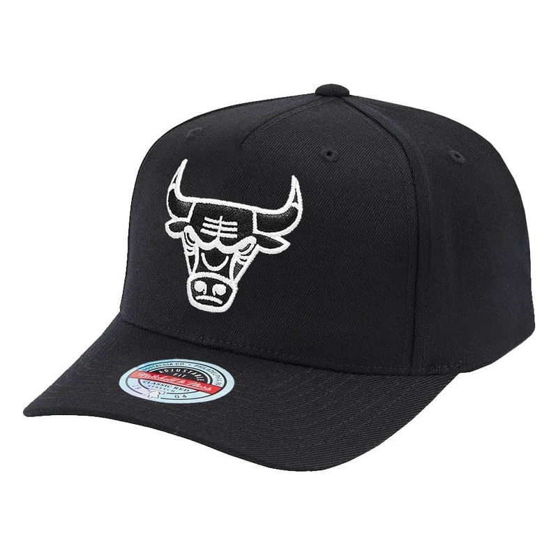 Chicago Bulls Mitchell & Ness NBA Black & White Classic Red Curve Snapback Hat