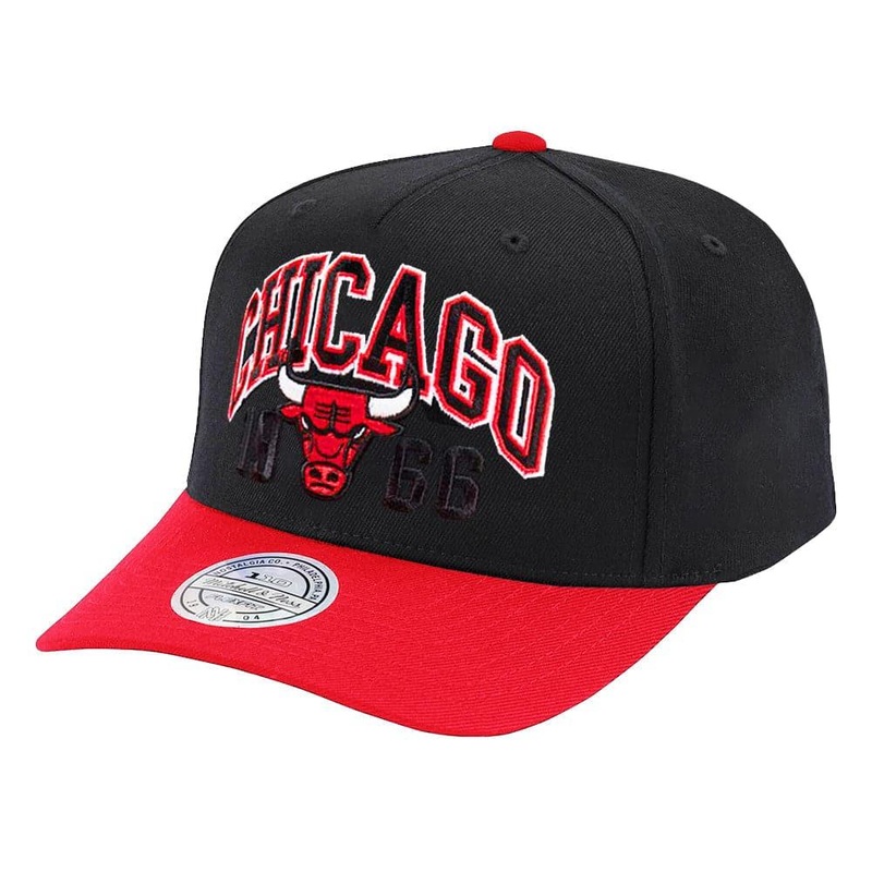 Chicago Bulls Mitchell & Ness NBA Team Spirit 110 Curve Snapback Hat – Black