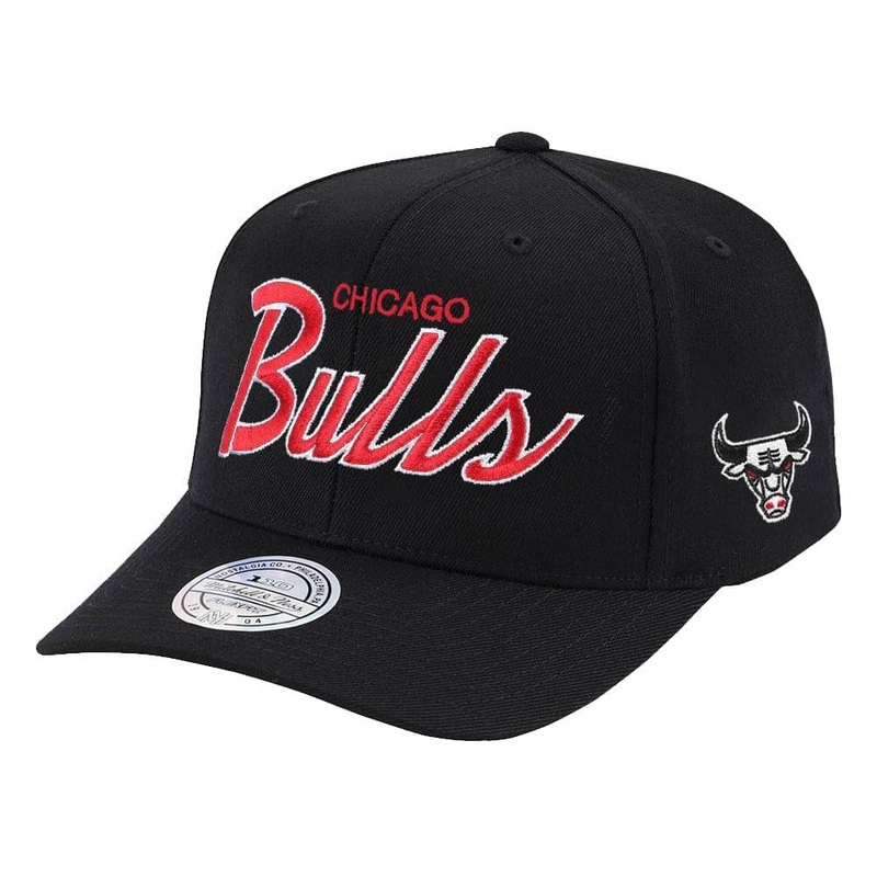 Chicago Bulls Mitchell & Ness NBA Foundation Script 110 Curve Snapback Hat – Black