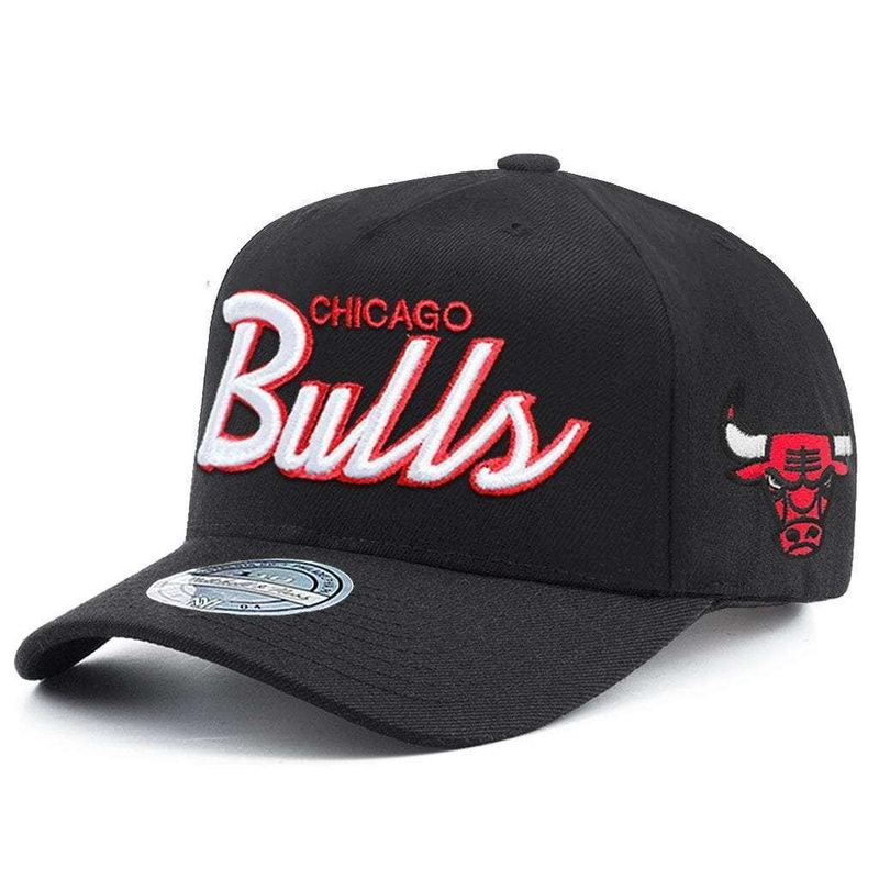 Chicago Bulls Mitchell & Ness NBA Team Script 110 Curved Snapback Hat – Black