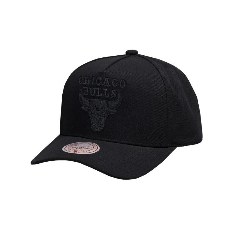 Chicago Bulls Mitchell & Ness NBA Black On Black Pro Pinch Snapback Hat