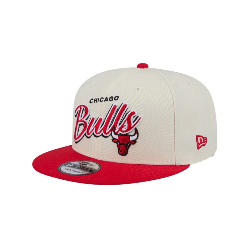 Chicago Bulls New Era NBA 2 Tone Script 9FIFTY Snapback Hat – Chrome White