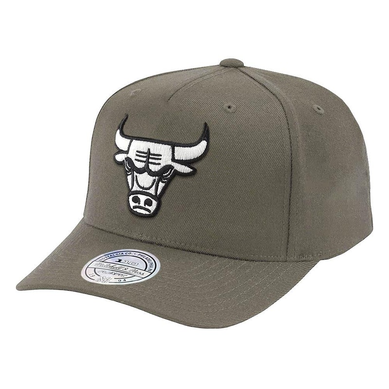 Chicago Bulls Mitchell & Ness NBA Black & White Logo 110 Curve Snapback Hat – Olive