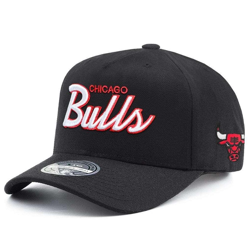 Chicago Bulls Mitchell & Ness NBA Team Script Pop 110 Curve Snapback Hat – Black