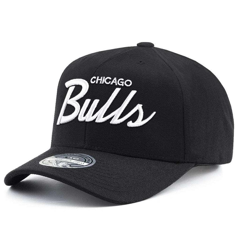 Chicago Bulls Mitchell & Ness NBA 110 Script Pre-Curve Snapback Hat – Black