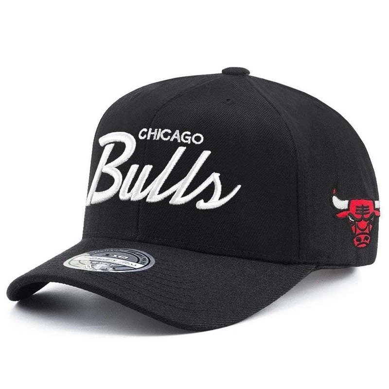 Chicago Bulls Mitchell & Ness NBA 110 Script Logo Curve Snapback Hat – Black