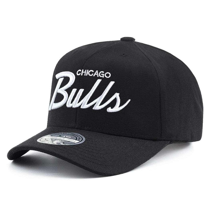 Chicago Bulls Mitchell & Ness NBA 110 Script Curve Snapback Hat – Black